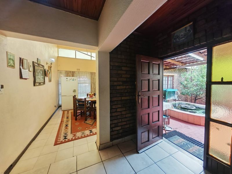 Spacious Family Home with Entertainment Flair in Van Riebeeck Park - Photo 3