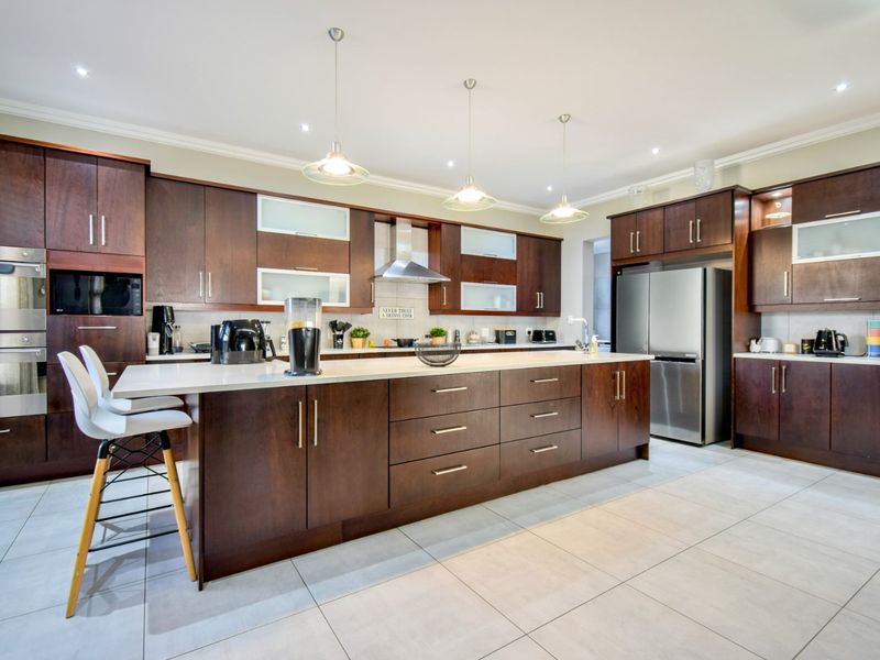 Glamorous 4 Bedroom Home in Lombardy Estate with Solar and Borehole - Photo 7