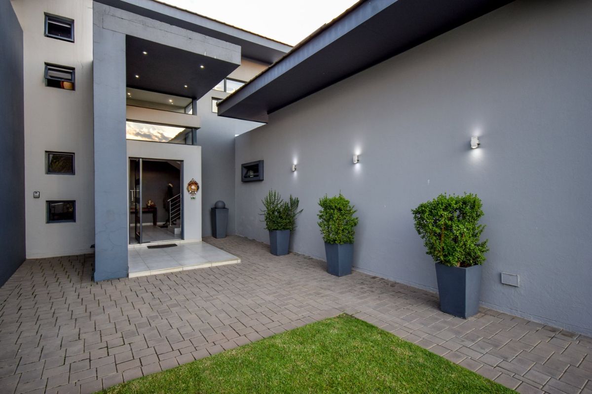 Glamorous 4 Bedroom Home in Lombardy Estate with Solar and Borehole - Photo 4