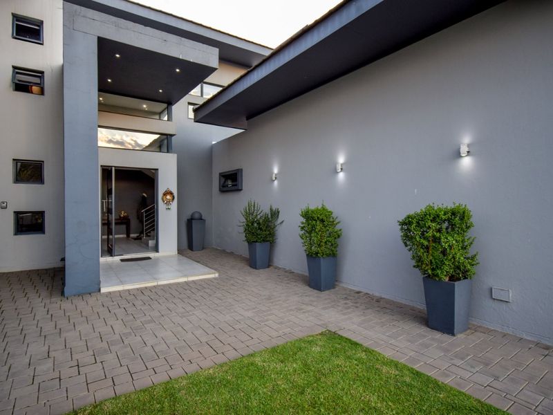 Glamorous 4 Bedroom Home in Lombardy Estate with Solar and Borehole - Photo 4