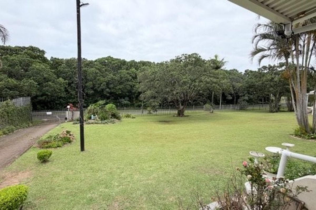 Elegant 3-Bedroom Townhouse In A Small Secure Complex in Uvongo  - Photo 2