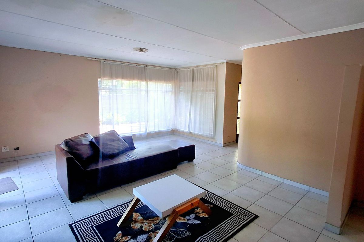 Generous 4-Bedroom Home with Self-Contained 2-Bedroom Flat - Photo 3