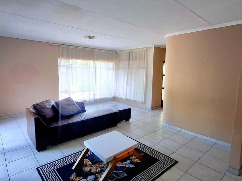 Generous 4-Bedroom Home with Self-Contained 2-Bedroom Flat - Photo 3