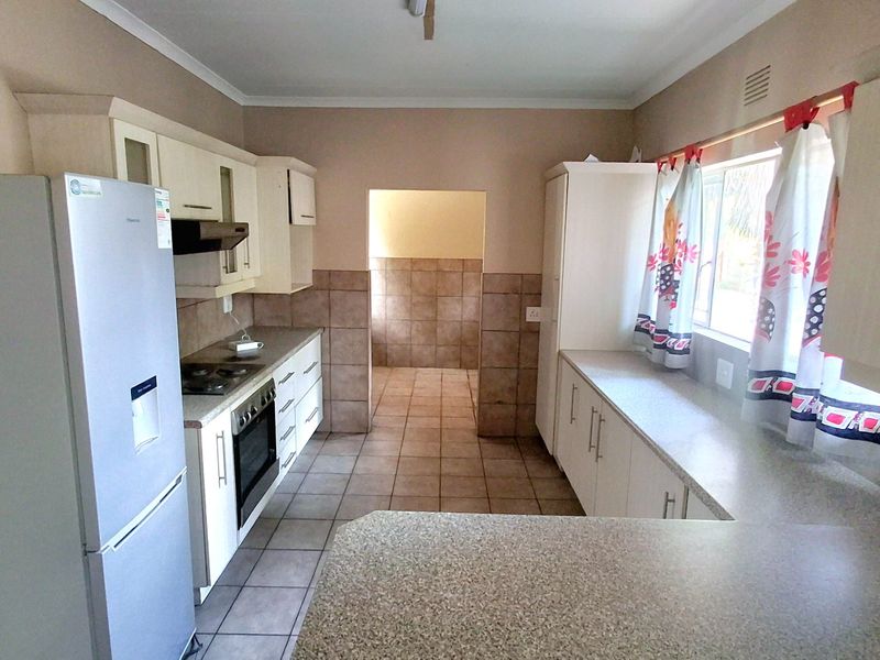 Generous 4-Bedroom Home with Self-Contained 2-Bedroom Flat - Photo 6