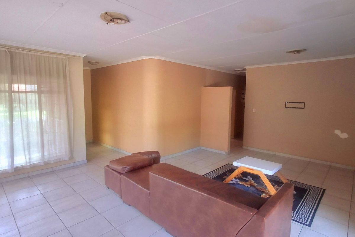 Generous 4-Bedroom Home with Self-Contained 2-Bedroom Flat - Photo 2