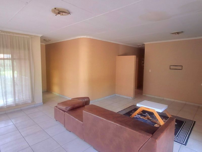 Generous 4-Bedroom Home with Self-Contained 2-Bedroom Flat - Photo 2