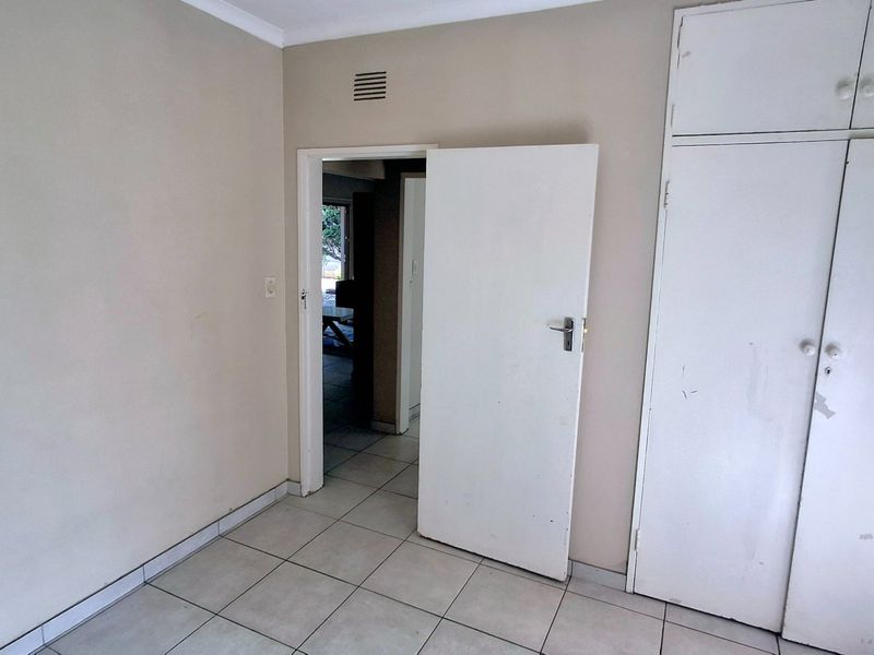 Generous 4-Bedroom Home with Self-Contained 2-Bedroom Flat - Photo 10