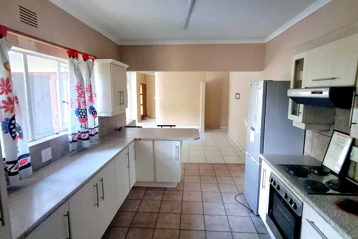 Generous 4-Bedroom Home with Self-Contained 2-Bedroom Flat - Photo 4