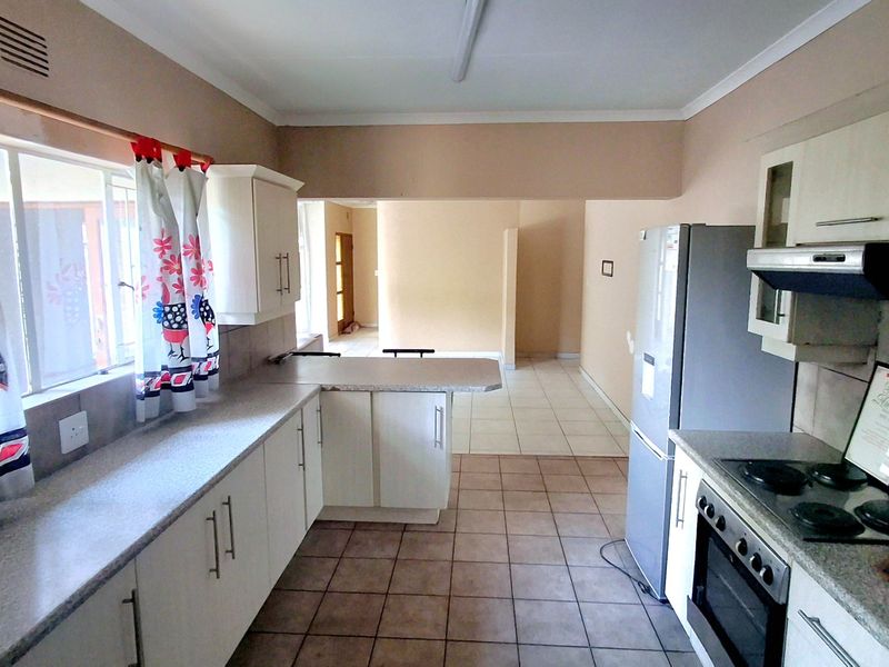 Generous 4-Bedroom Home with Self-Contained 2-Bedroom Flat - Photo 4