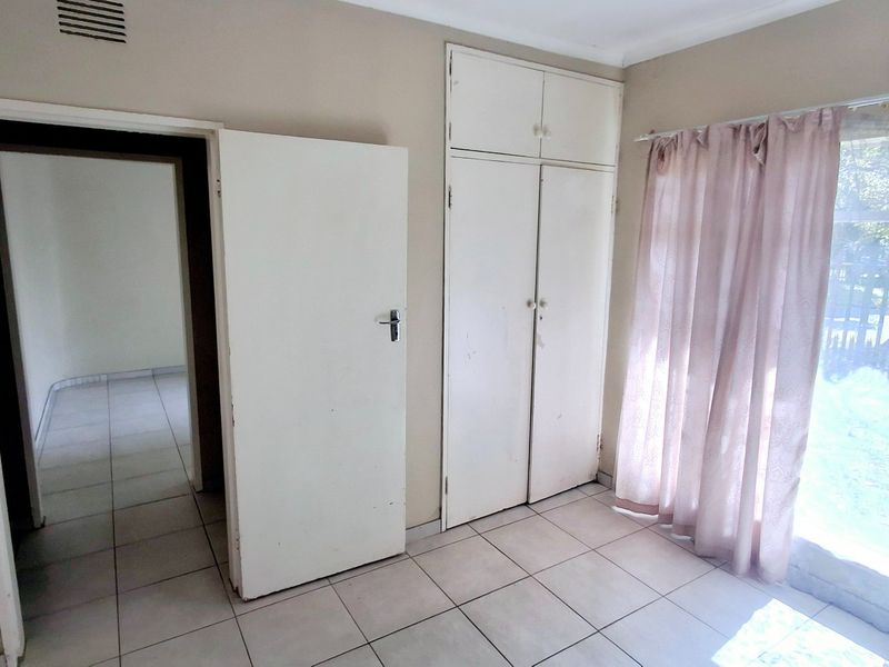 Generous 4-Bedroom Home with Self-Contained 2-Bedroom Flat - Photo 9