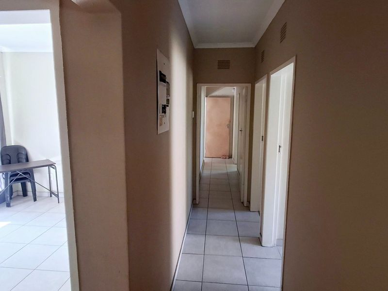 Generous 4-Bedroom Home with Self-Contained 2-Bedroom Flat - Photo 8