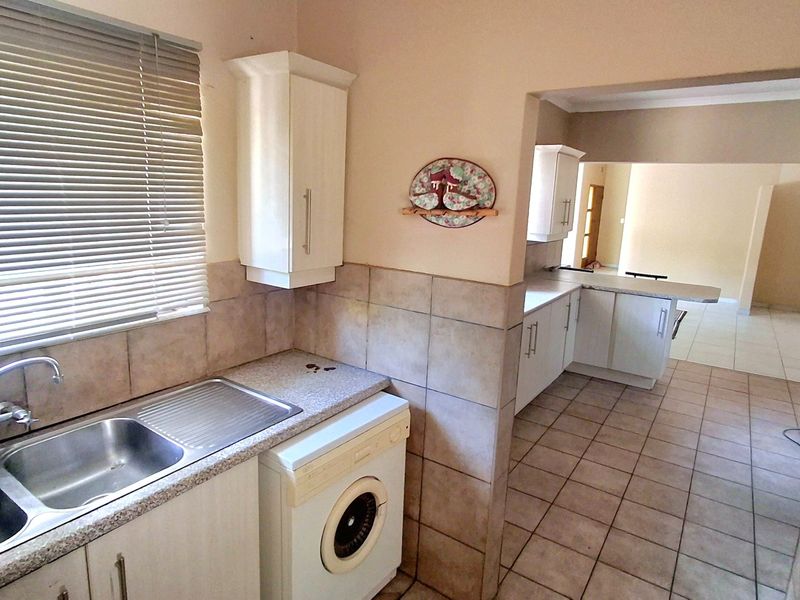 Generous 4-Bedroom Home with Self-Contained 2-Bedroom Flat - Photo 7