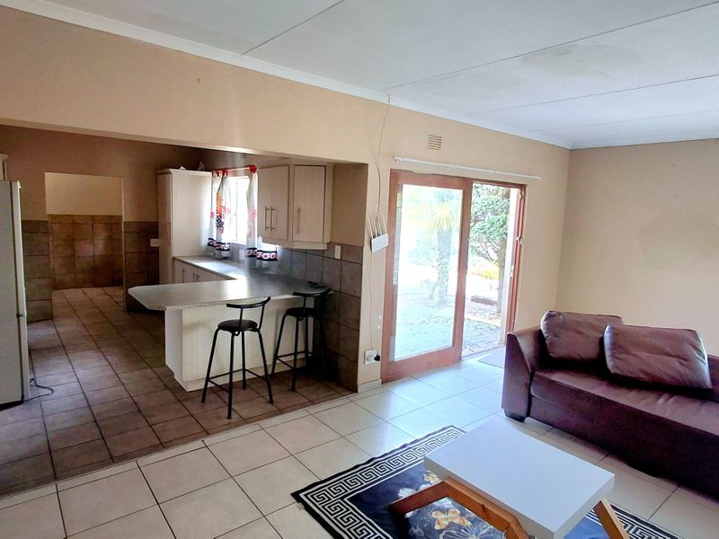 Generous 4-Bedroom Home with Self-Contained 2-Bedroom Flat - Photo 5