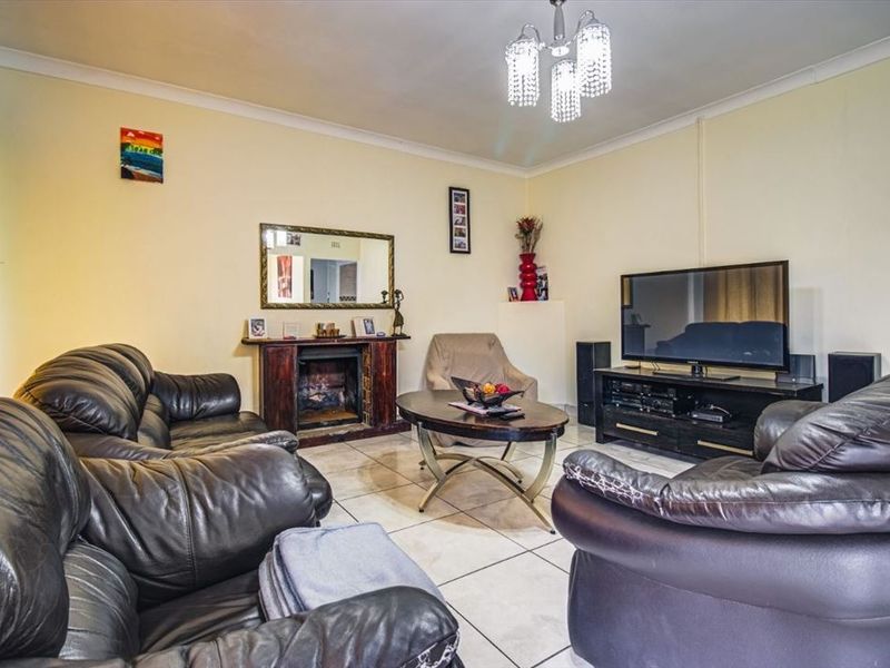 Stylish Three-Bedroom Home with Pool and Double Garage - Photo 2