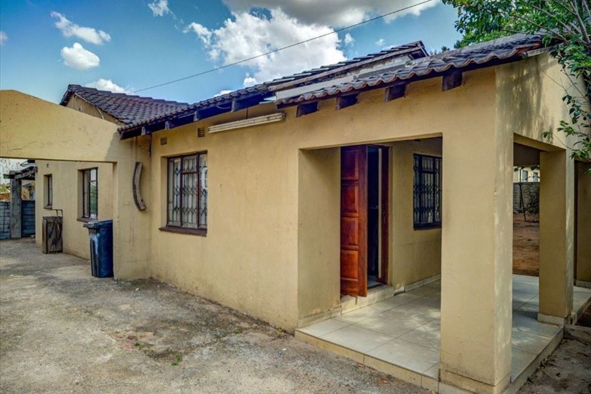 Spacious Four-Bedroom Family Home with Elegant Living Areas - Photo 3