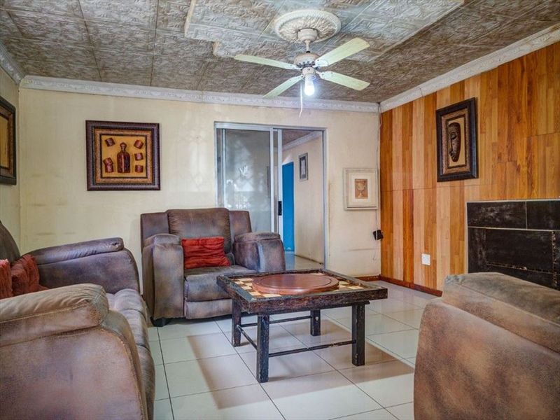 Spacious Four-Bedroom Family Home with Elegant Living Areas - Photo 2