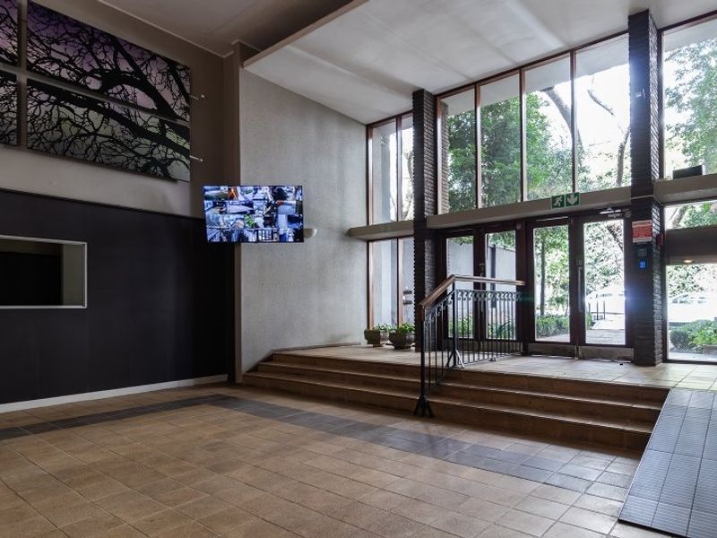 2-Bedroom Apartment for rent in Rosebank - Photo 2