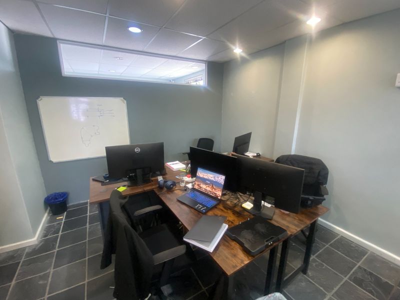 107.4m2 to Let in Century City  - Photo 2