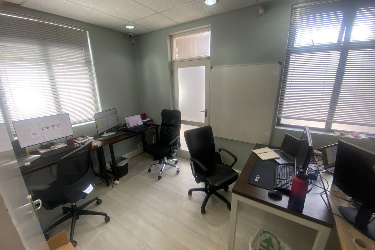 107.4m2 to Let in Century City  - Photo 5