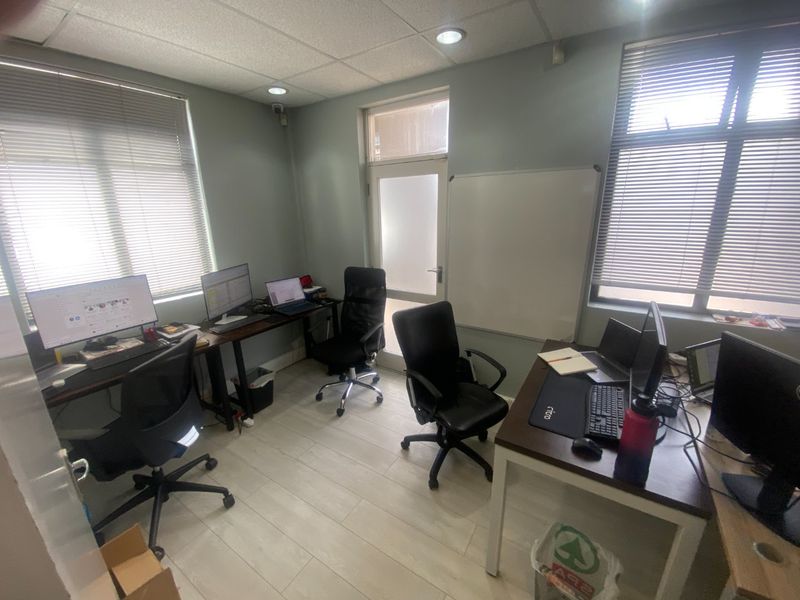 107.4m2 to Let in Century City  - Photo 5