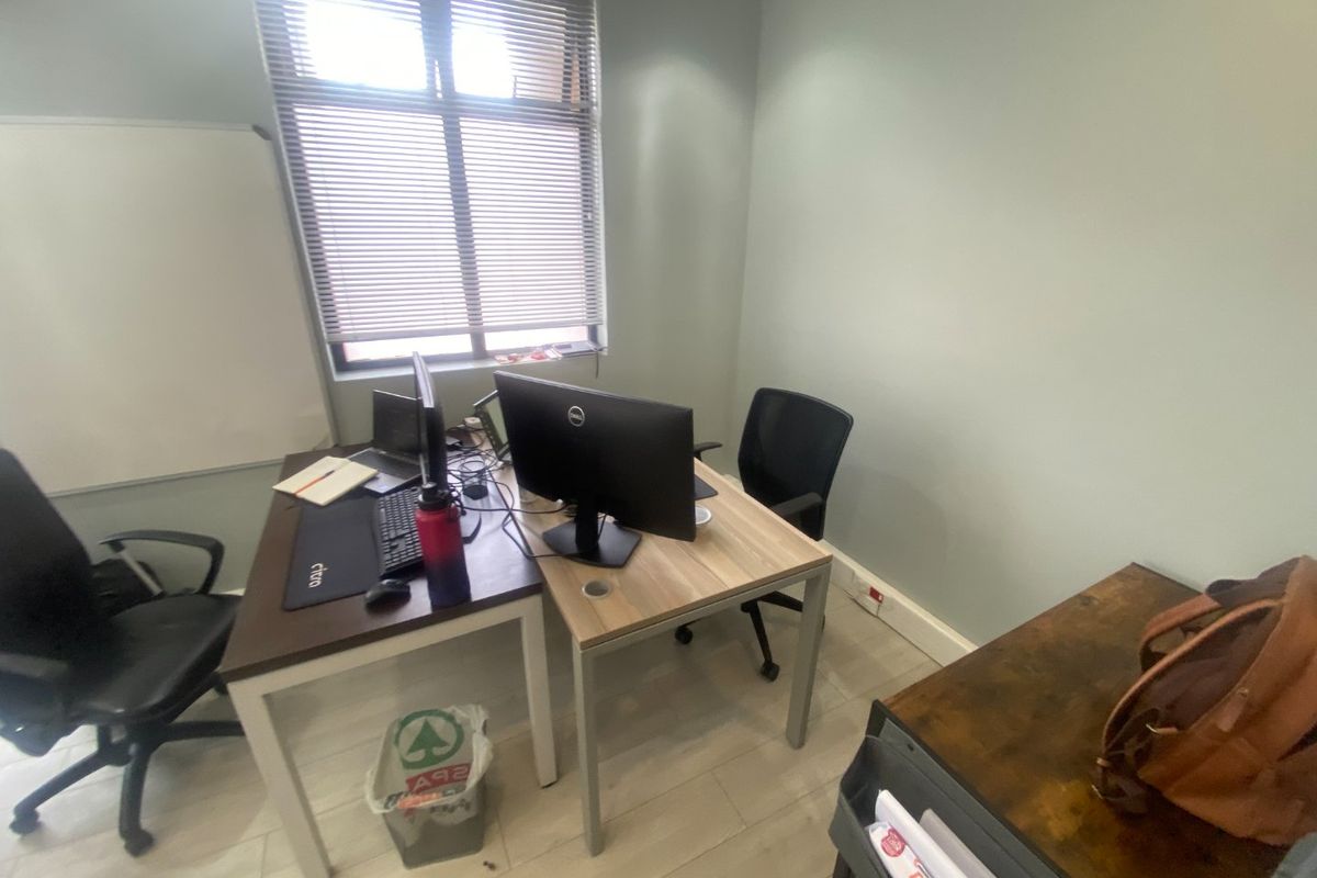 107.4m2 to Let in Century City  - Photo 4