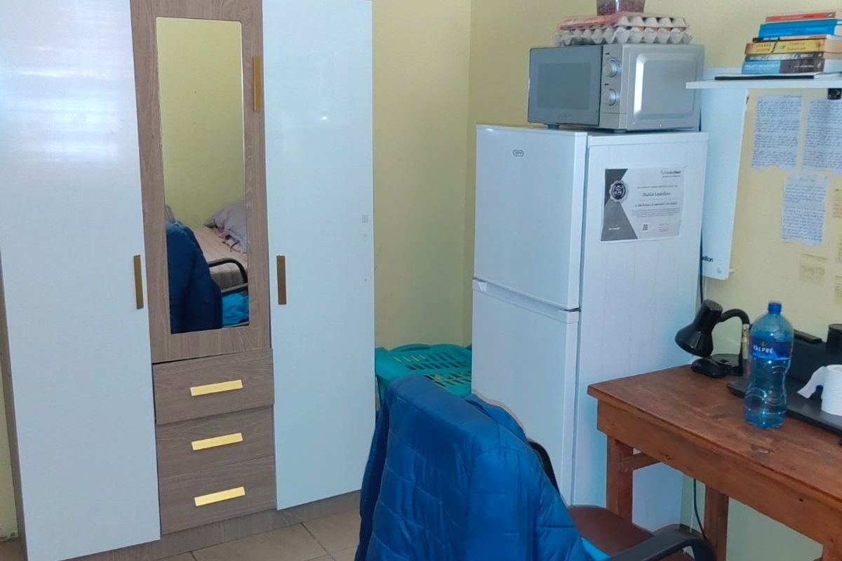 Lucrative 12 Bedroom Student Accomodation - Photo 3