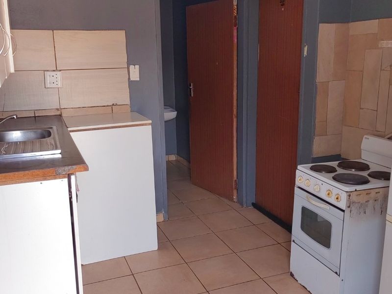 Lucrative 12 Bedroom Student Accomodation - Photo 9