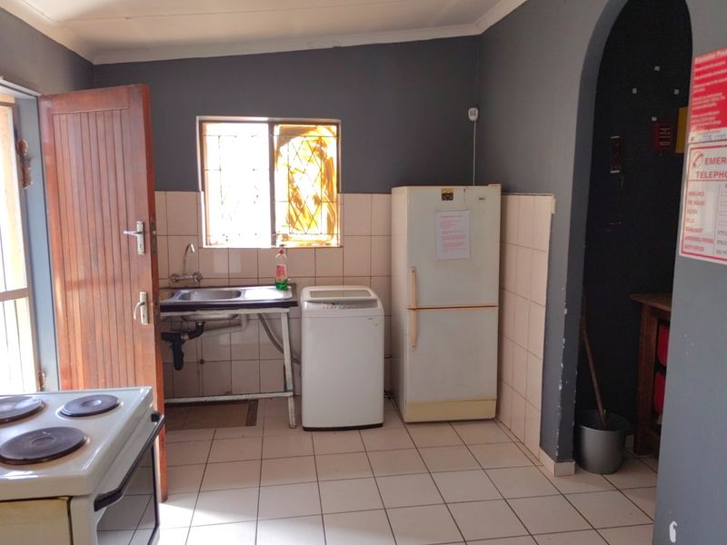 Lucrative 12 Bedroom Student Accomodation - Photo 8