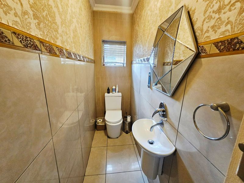 A Beautiful 6 Bedroom 5 Bathroom house for rent in Monavoni - Photo 9