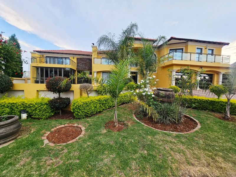 A Beautiful 6 Bedroom 5 Bathroom house for rent in Monavoni - Photo 2