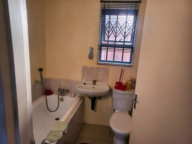 Modern & Secure: 3-Bedroom Gem in Gated Windmill Park – Move-In Ready! - Photo 10