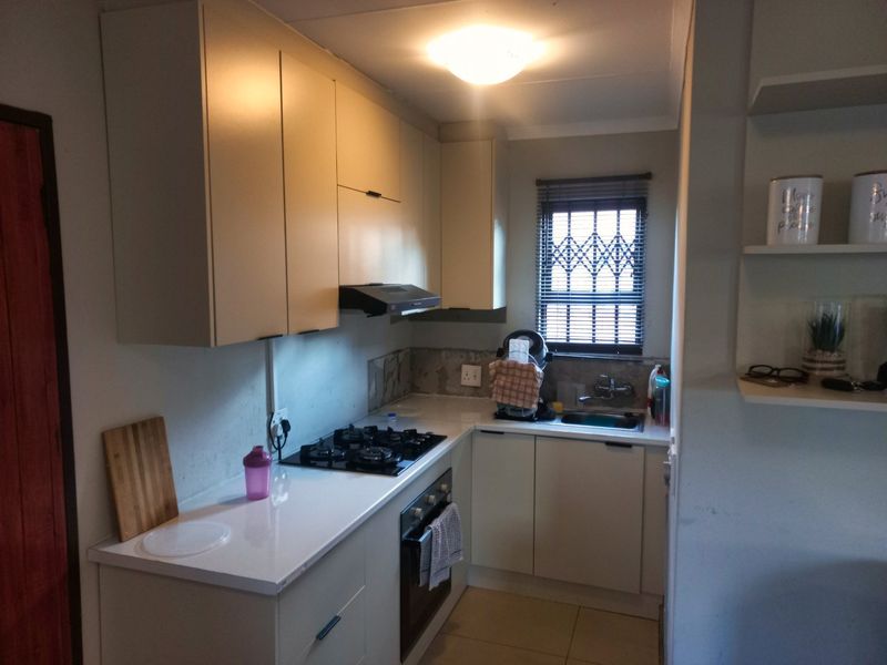 Modern & Secure: 3-Bedroom Gem in Gated Windmill Park – Move-In Ready! - Photo 2