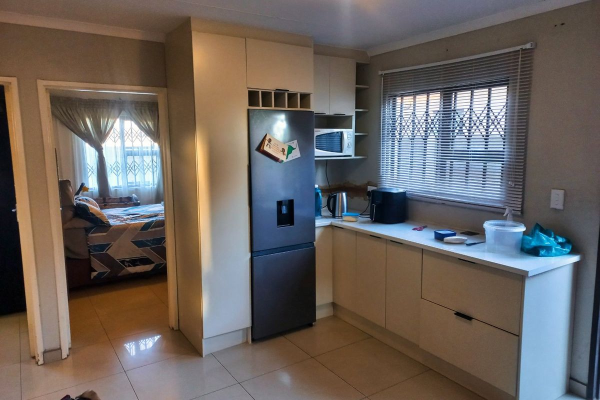 Modern & Secure: 3-Bedroom Gem in Gated Windmill Park – Move-In Ready! - Photo 3