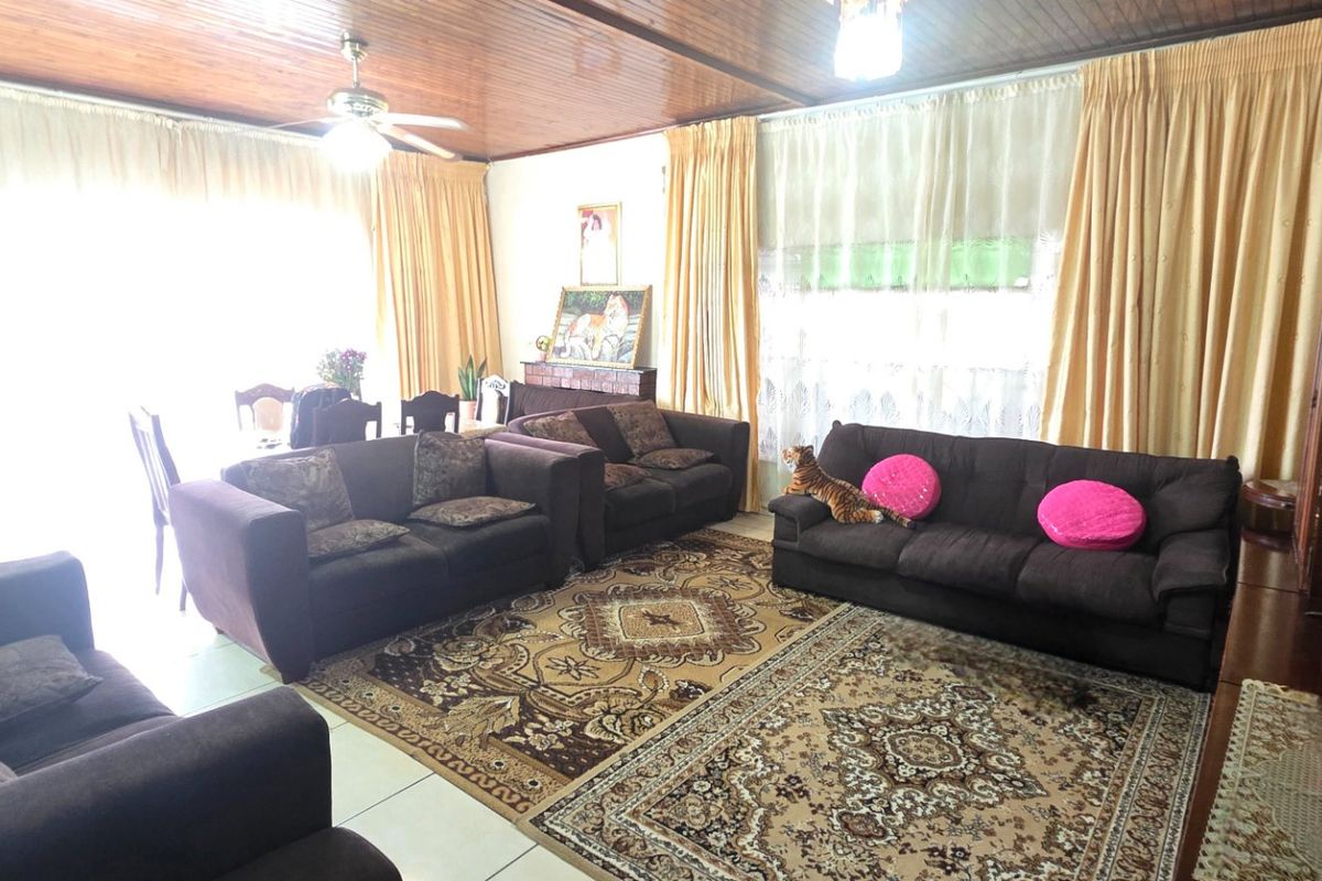 Neat and spacious family home in central laudium - Photo 4