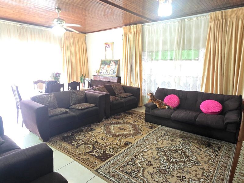 Neat and spacious family home in central laudium - Photo 4