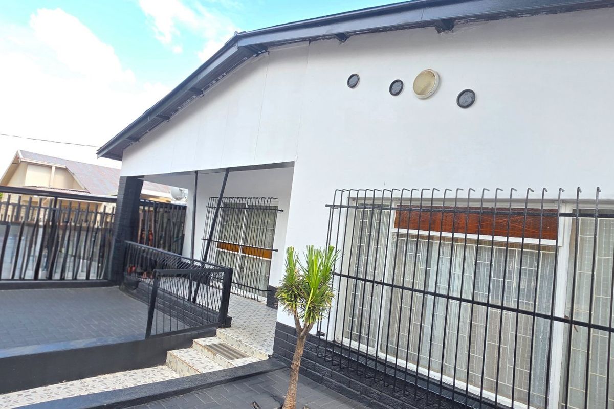 Neat and spacious family home in central laudium - Photo 2