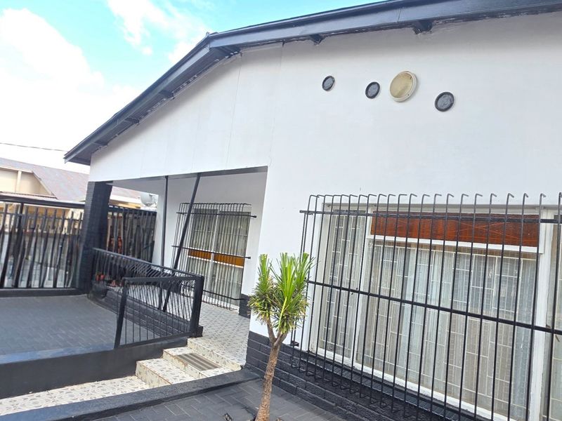 Neat and spacious family home in central laudium - Photo 2