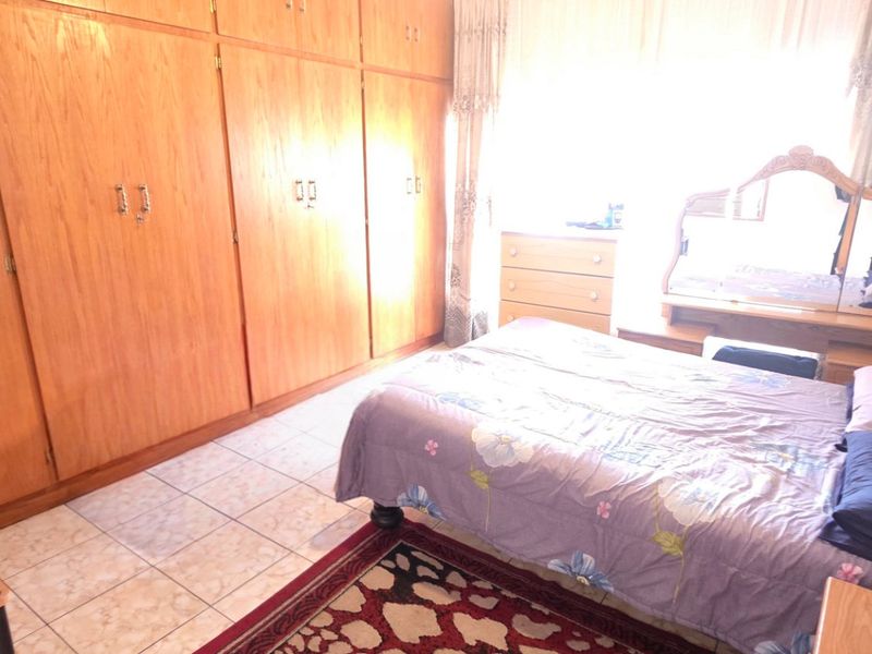 Neat and spacious family home in central laudium - Photo 10