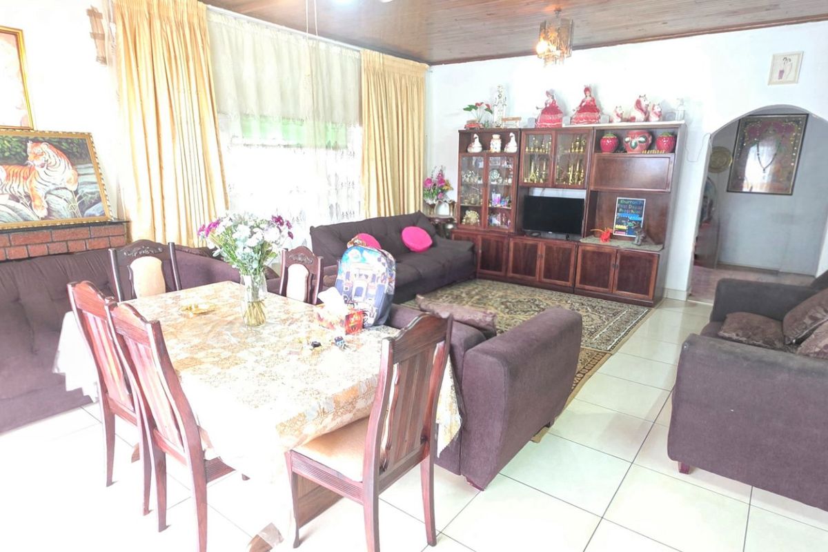 Neat and spacious family home in central laudium - Photo 5