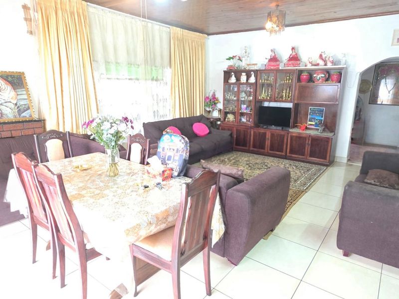 Neat and spacious family home in central laudium - Photo 5