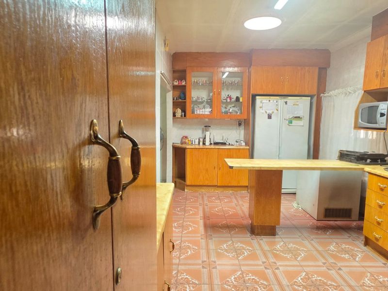 Neat and spacious family home in central laudium - Photo 9