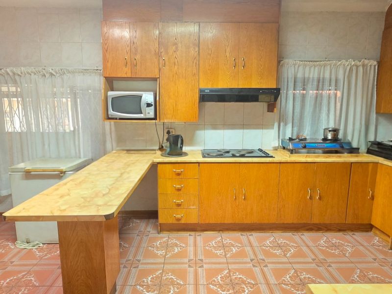 Neat and spacious family home in central laudium - Photo 8