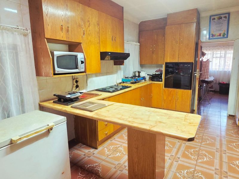 Neat and spacious family home in central laudium - Photo 7