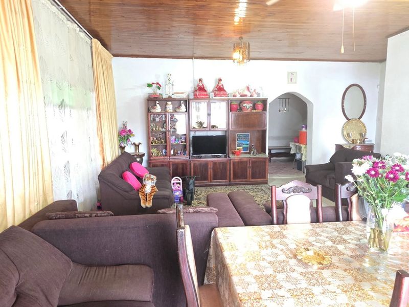 Neat and spacious family home in central laudium - Photo 6