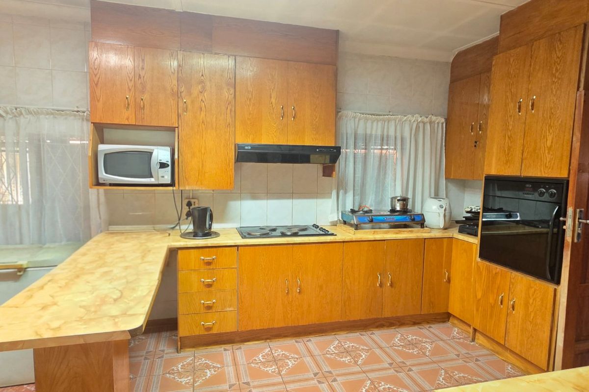 Neat and spacious family home in central laudium - Photo 3