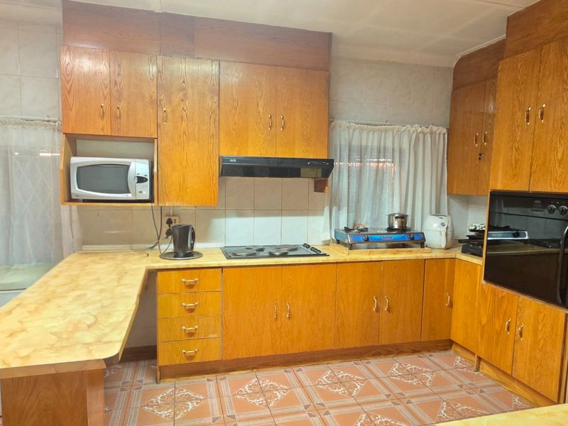 Neat and spacious family home in central laudium - Photo 3