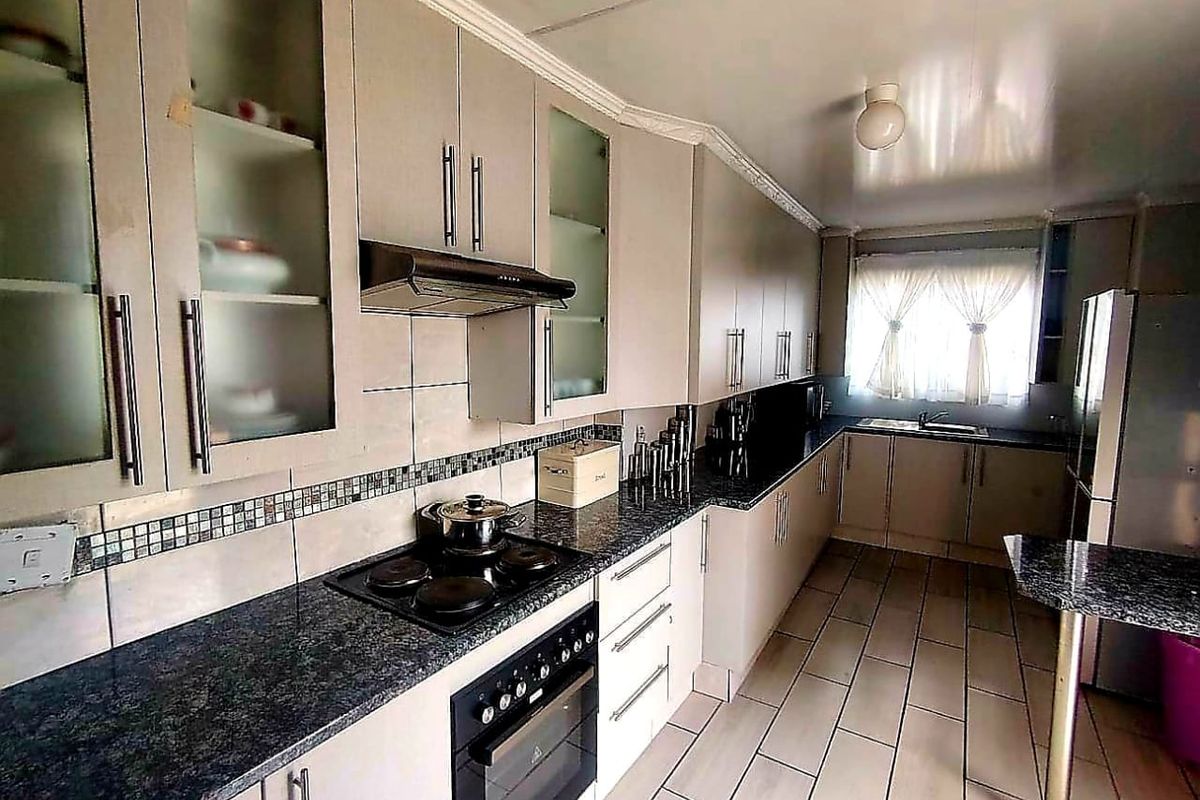 3 Bedroom House for Sale in Amalinda - Photo 4