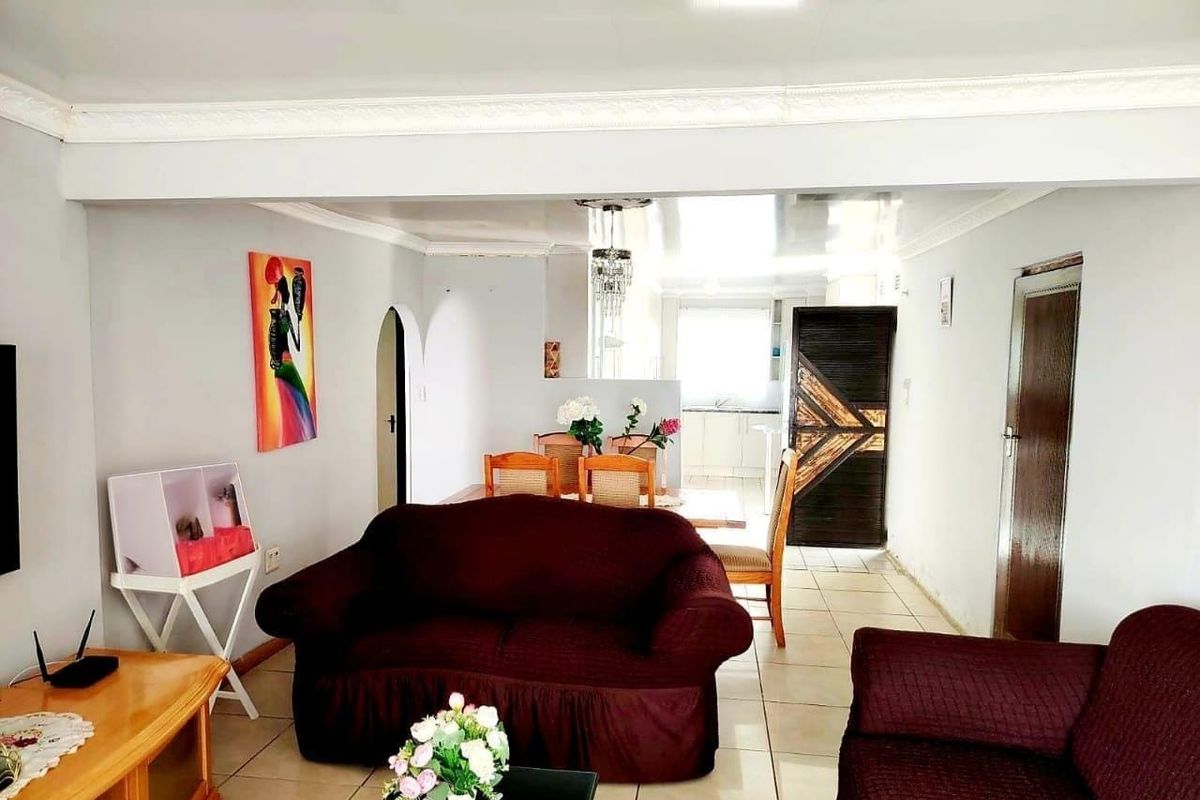 3 Bedroom House for Sale in Amalinda - Photo 2