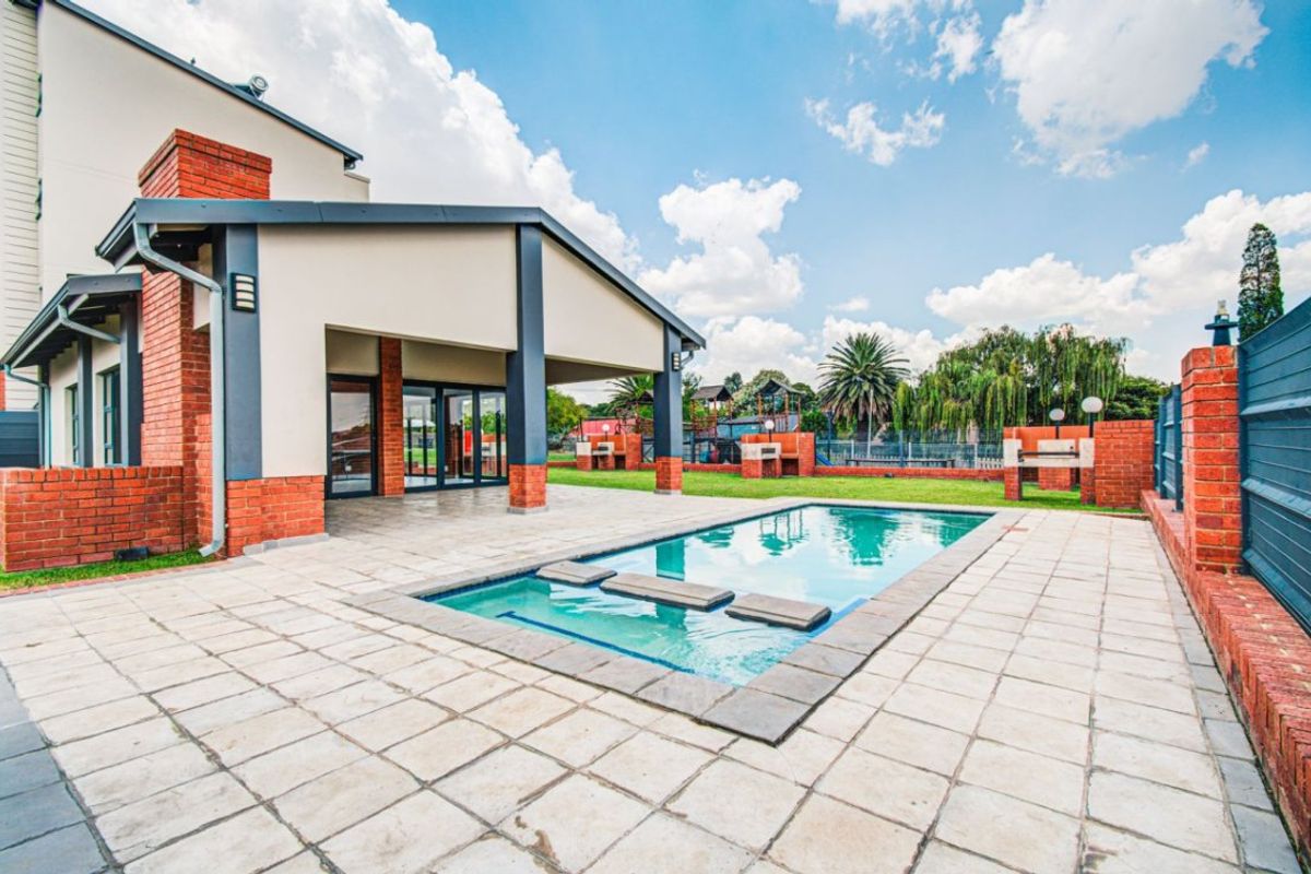 Modern Top-Floor Gem – Perfect Lock-Up-and-Go!  - Photo 4