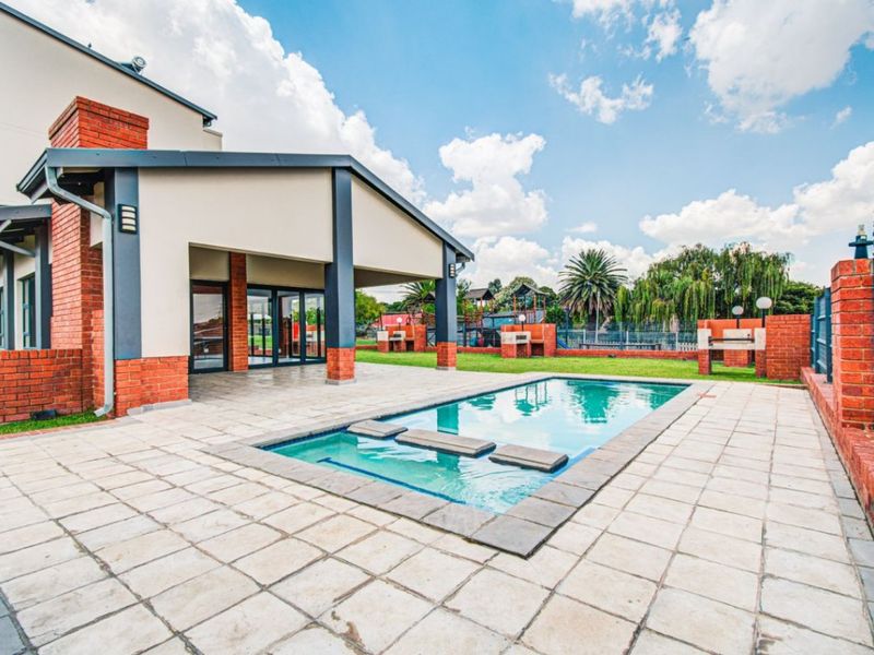 Modern Top-Floor Gem – Perfect Lock-Up-and-Go!  - Photo 4